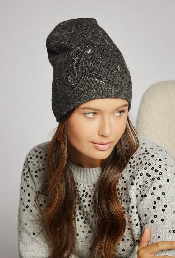 Czapka z geometrycznym wzorem