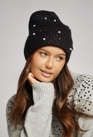 Czarna czapka z koralikami