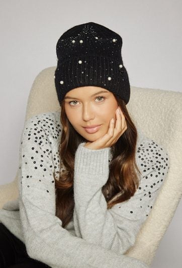 Czarna czapka z koralikami