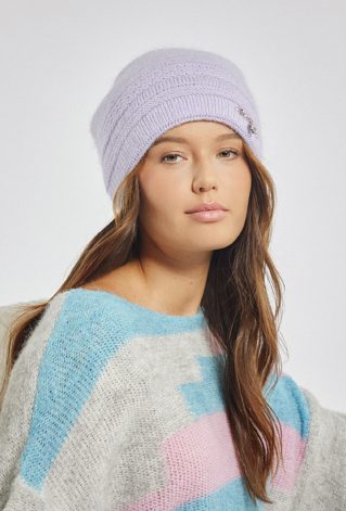 Czapka w pastelowym odcieniu