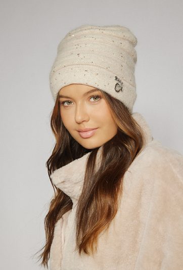 Czapka ozdobiona drobnymi cekinami