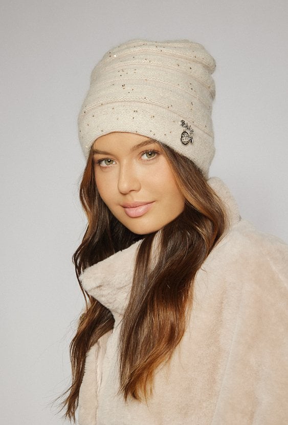 Czapka ozdobiona drobnymi cekinami