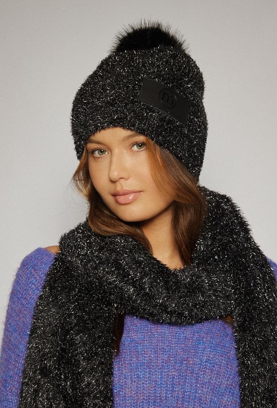 Czarna czapka z połyskiem