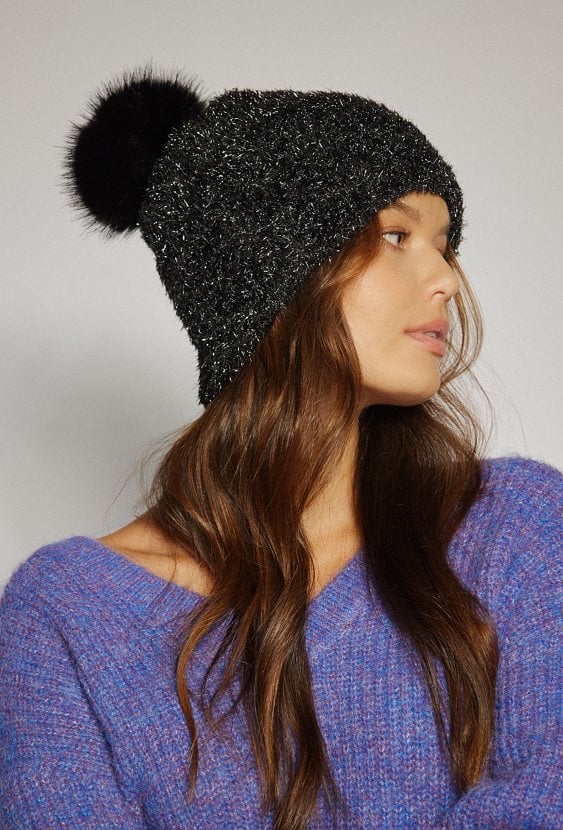 Czarna czapka z połyskiem