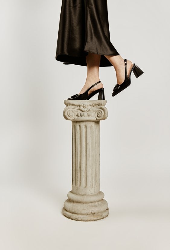 Czarne czółenka z ozdobną klamrą COSTA