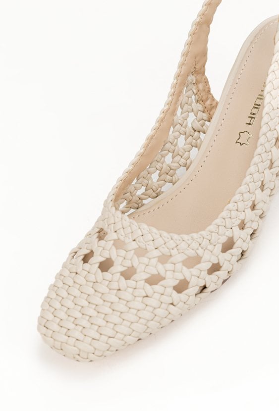 Czółenka o ażurowej, plecionej cholewce