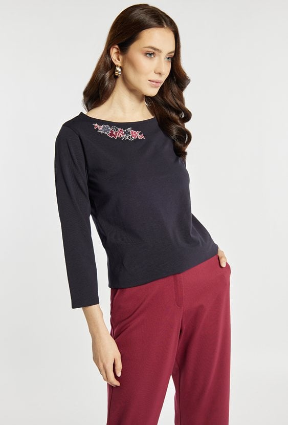 T-shirt z kwiatowym haftem