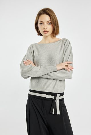 Sweter z wiązaniem na dole