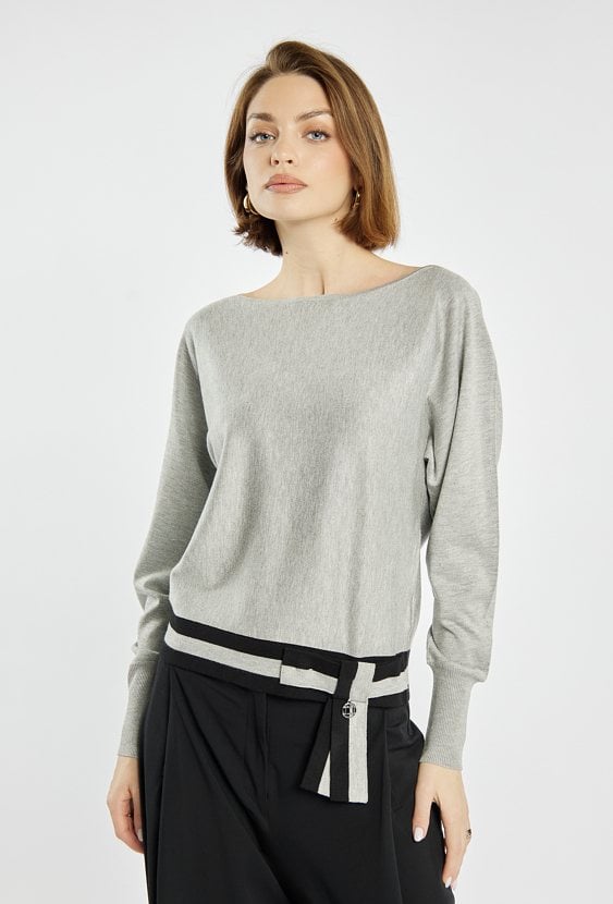 Sweter z wiązaniem na dole