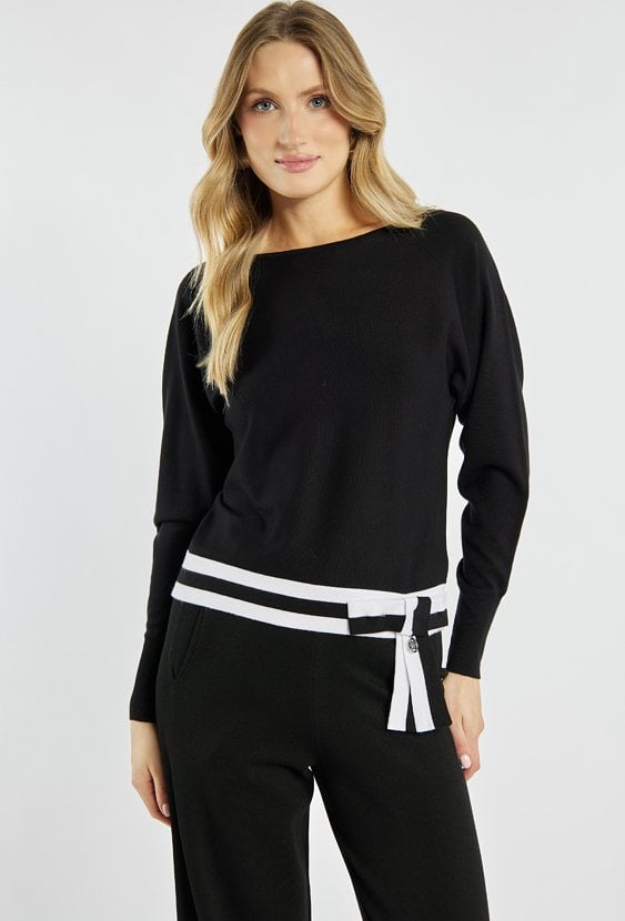 Sweter z wiązaniem na dole