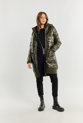 Pikowany płaszcz z kapturem