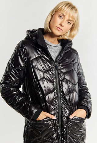 Pikowany płaszcz z kapturem