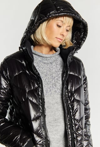 Pikowany płaszcz z kapturem