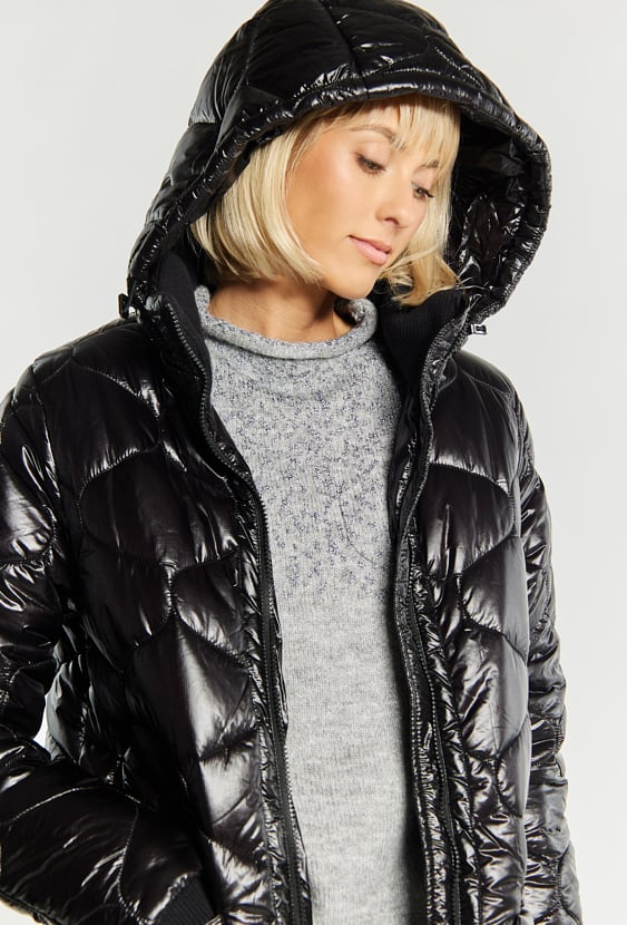 Pikowany płaszcz z kapturem