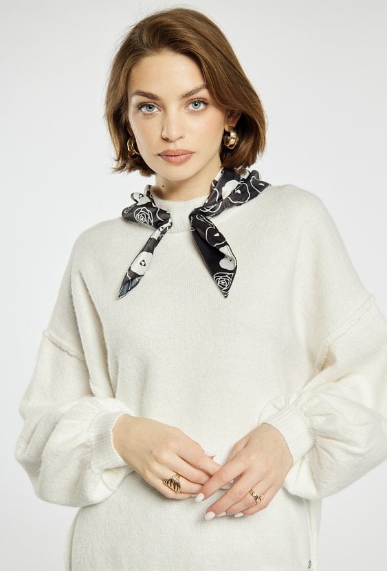 Sweter z bufiastymi rękawami