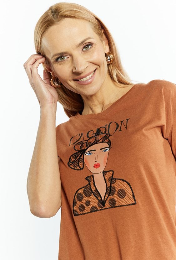 T-shirt damski o swobodnym kroju