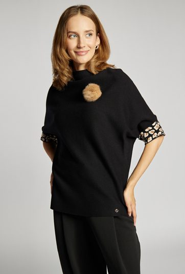 Sweter z agrafką