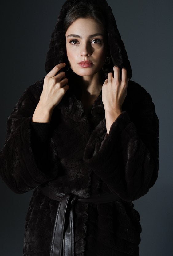 Płaszcz damski ze sztucznego futerka