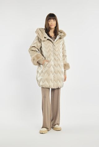 Pikowany płaszcz z połyskiem