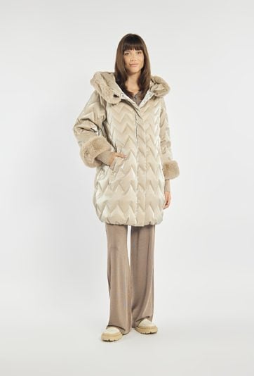 Pikowany płaszcz z połyskiem