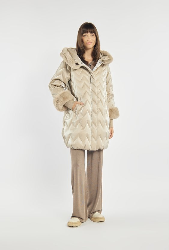 Pikowany płaszcz z połyskiem