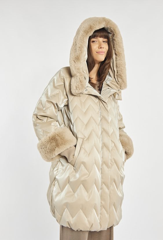 Pikowany płaszcz z połyskiem