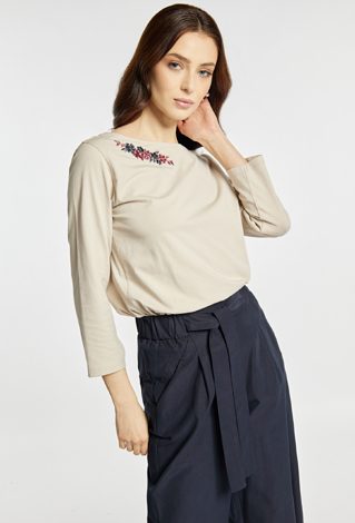 T-shirt z kwiatowym haftem