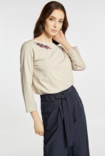 T-shirt z kwiatowym haftem