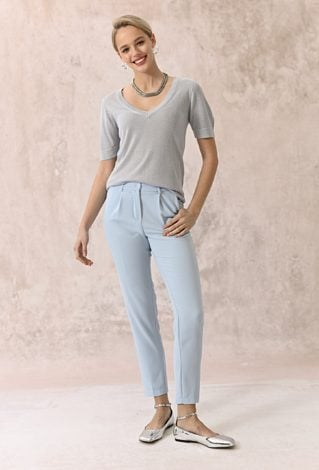 Błękitne spodnie typu cygaretki