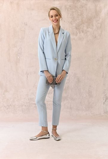 Błękitne spodnie typu cygaretki