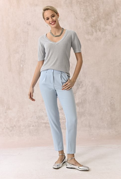 Błękitne spodnie typu cygaretki