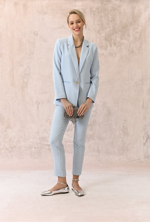 Błękitne spodnie typu cygaretki