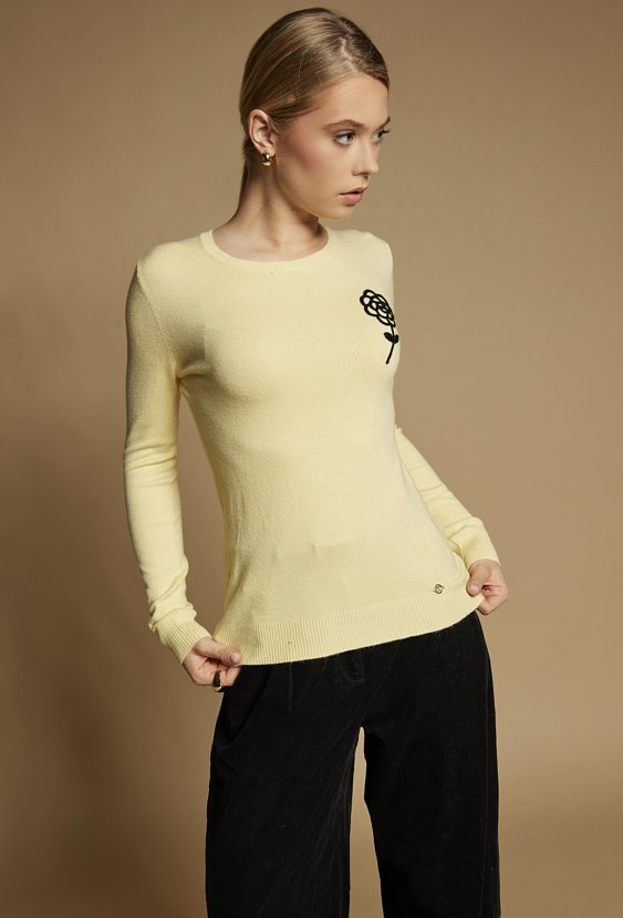 Sweter z haftem