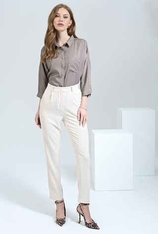 Beżowe spodnie typu cygaretki