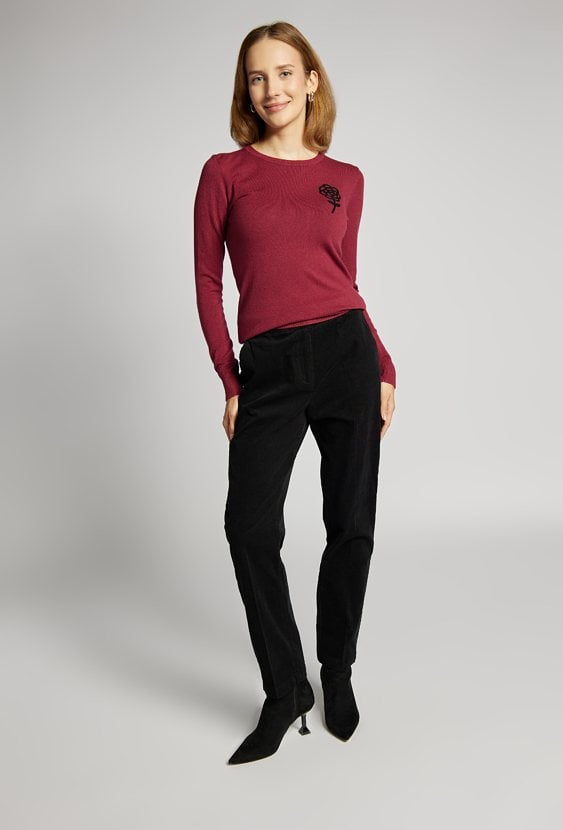 Sweter z haftem