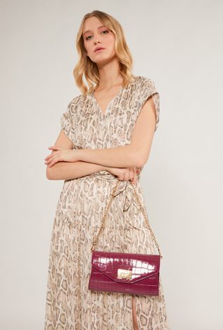 Lakierowana kopertówka z łańcuszkiem