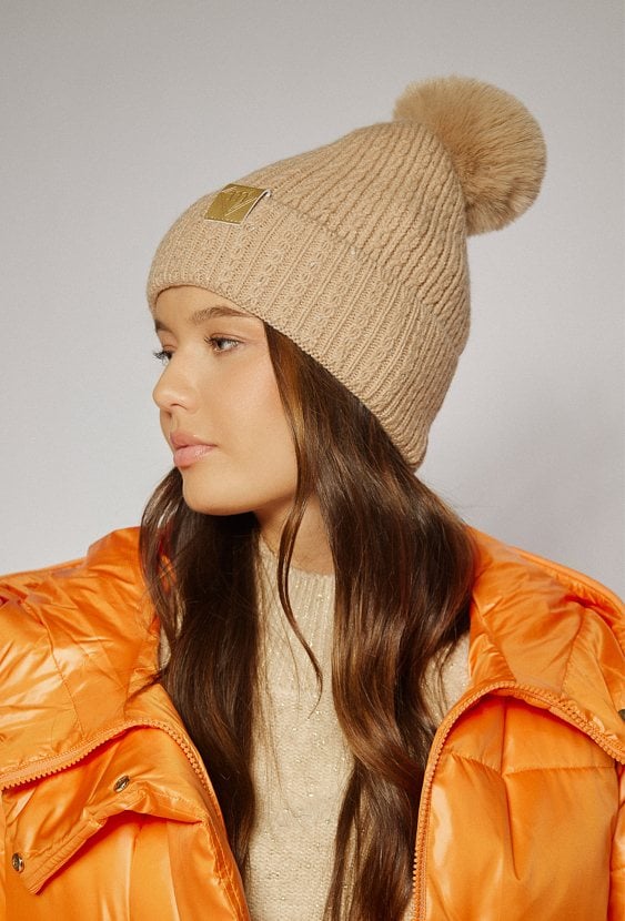 Czapka damska z pomponem