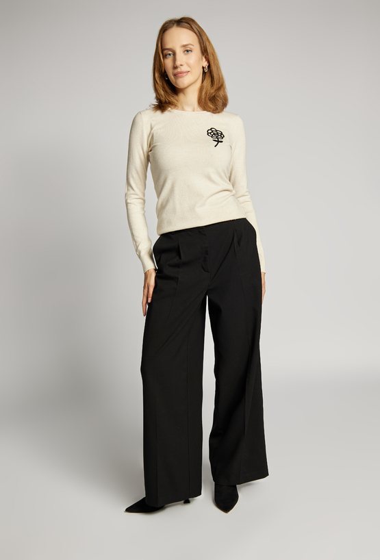 Sweter z haftem