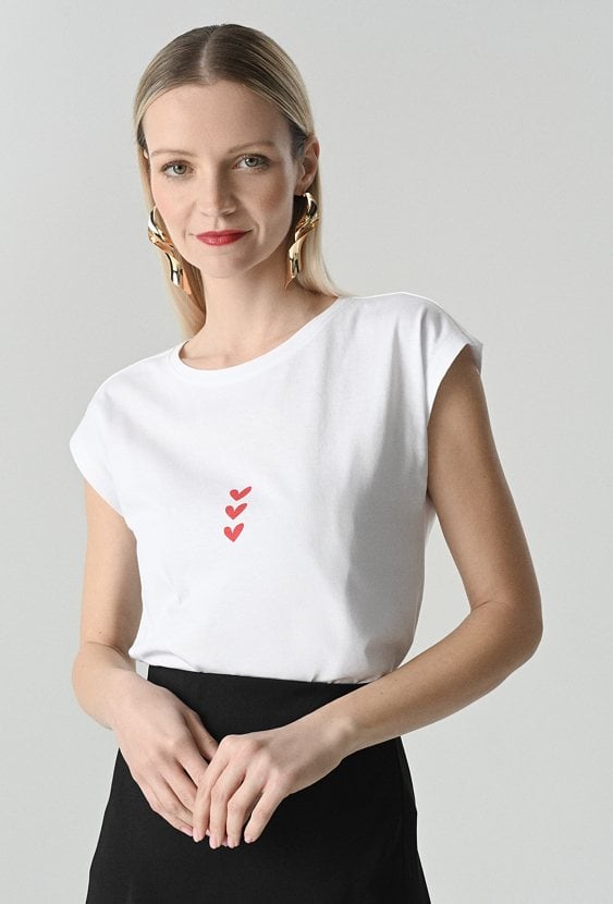 Biały bawełniany t-shirt w serduszka
