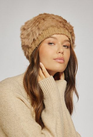 Czapka o eleganckim fasonie