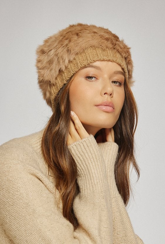 Czapka o eleganckim fasonie