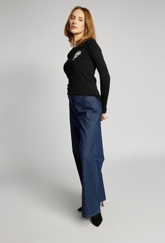 Sweter z haftem