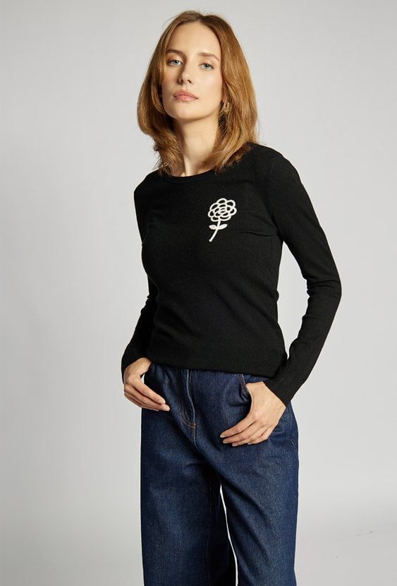 Sweter z haftem
