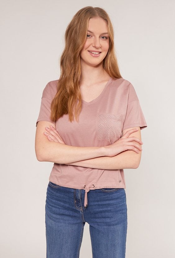 T-shirt z dżetową aplikacją