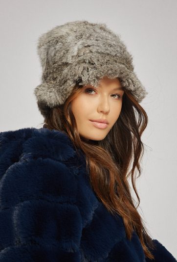 Czapka z lekko przedłużonymi bokami