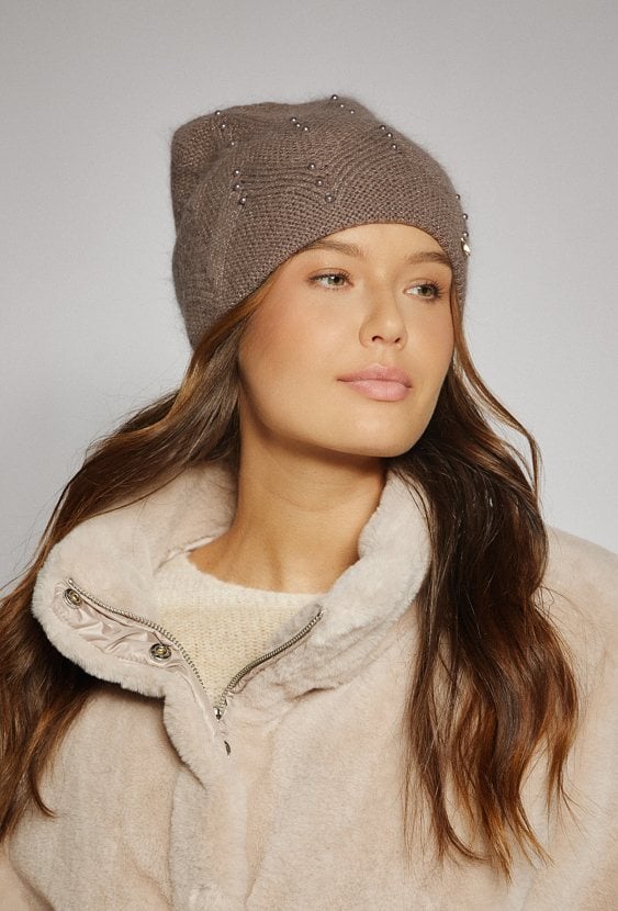 Czapka damska z koralikami