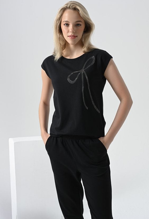 Czarny t-shirt z cekinową aplikacją