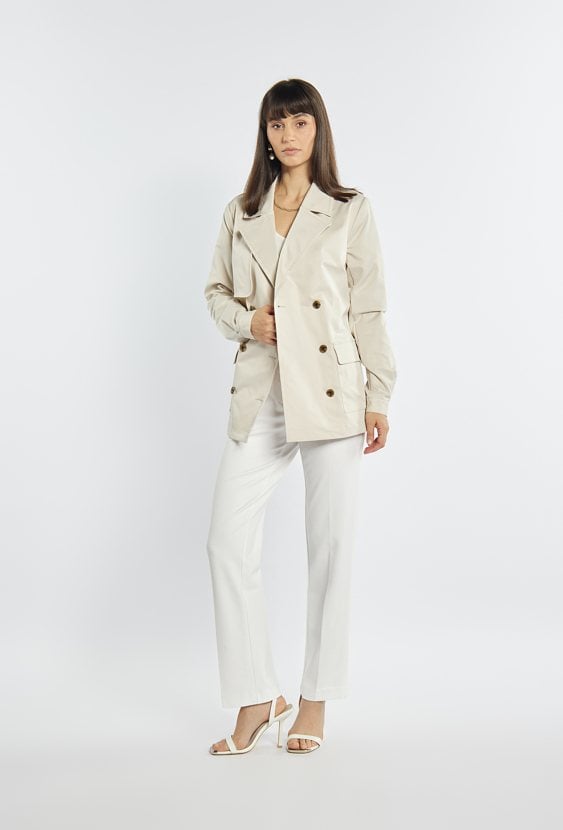 Krótki trencz z wiązaniem