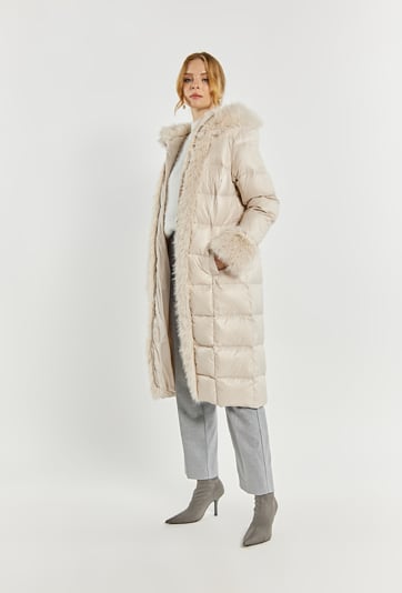 Pikowany płaszcz z futerkiem