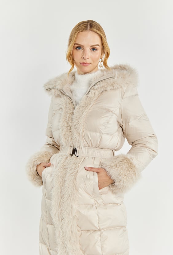 Pikowany płaszcz z futerkiem